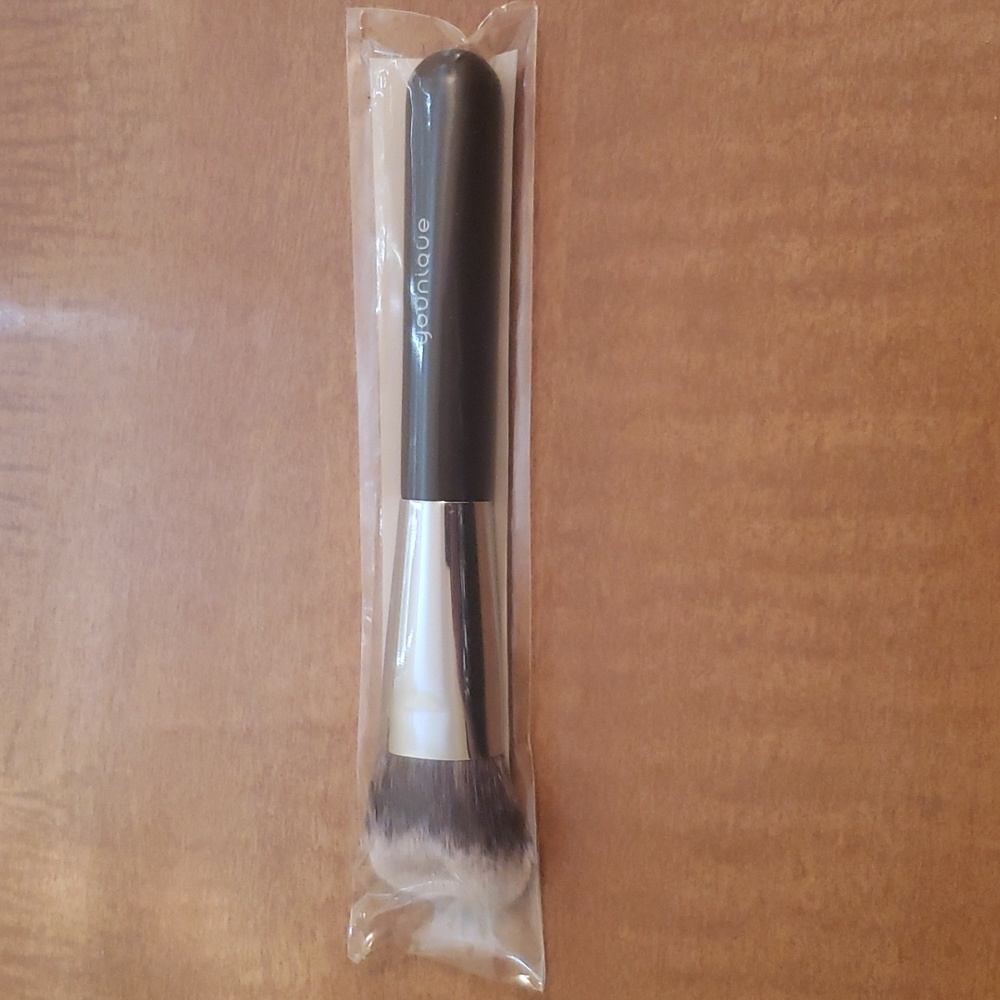 Younique sculpting brush